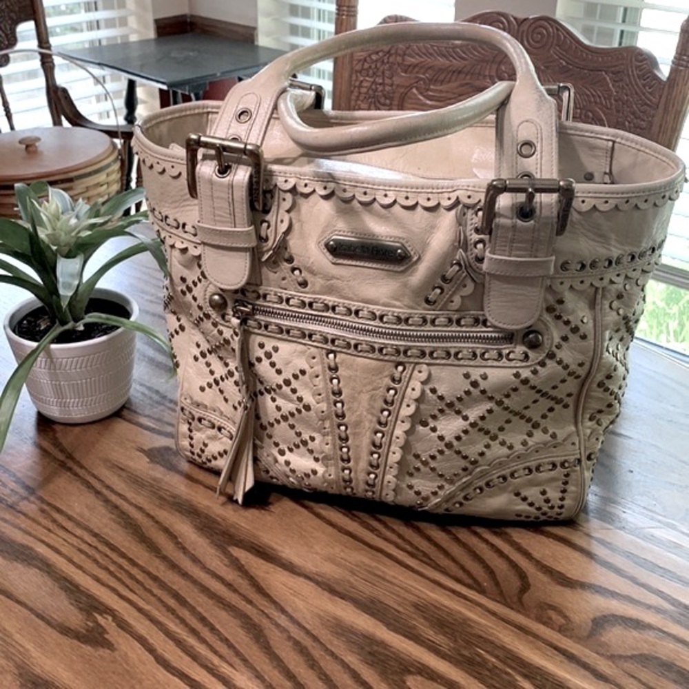 🤗 ISABELLA FIORE STUD MUFFIN LAMBSKIN TOTE HANDBAG IN IVORY